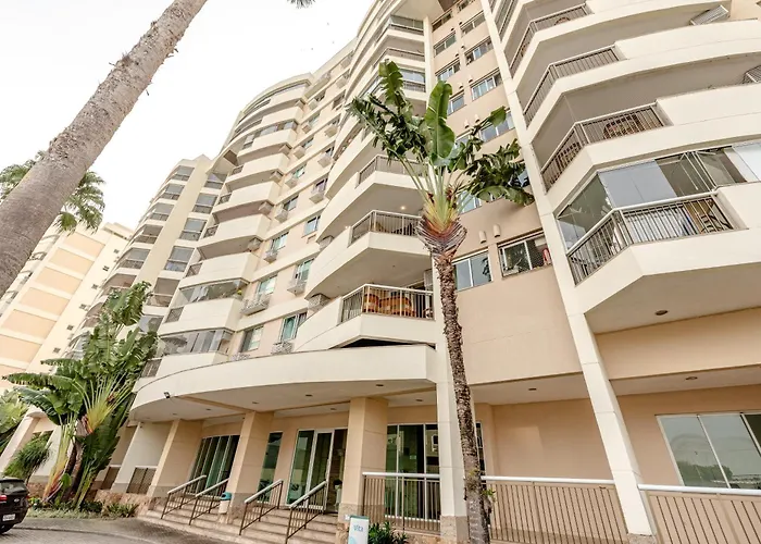 2 qrts c suíte, ar condicionado, piscina infantil e adulto, parquinho, estacionamento privativo, portaria 24hrs, self checkin, indicado pra família c crianças, casais e hóspedes a trabalho Rio de Janeiro